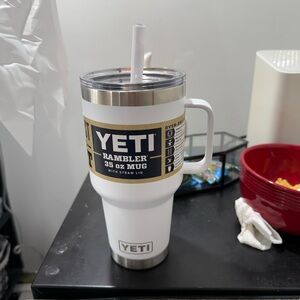 White color 35oz Yeti Rambler mug with straw lid
